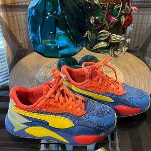 Boys size 1c blue peach and yellow in color Pumas